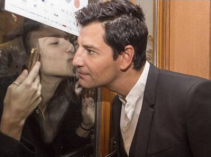 Ένα φιλί στον Σάκη και ας είναι και στο… τζάμι – ΦΩΤΟ