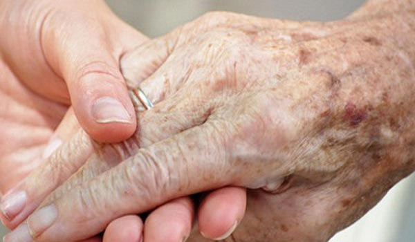 85χρονη παντρεύτηκε… 33χρονο στην Κεφαλονιά