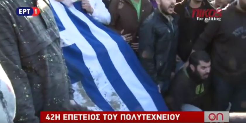 Έφτασε στην αμερικανική πρεσβεία η σημαία του Πολυτεχνείου – ΒΙΝΤΕΟ