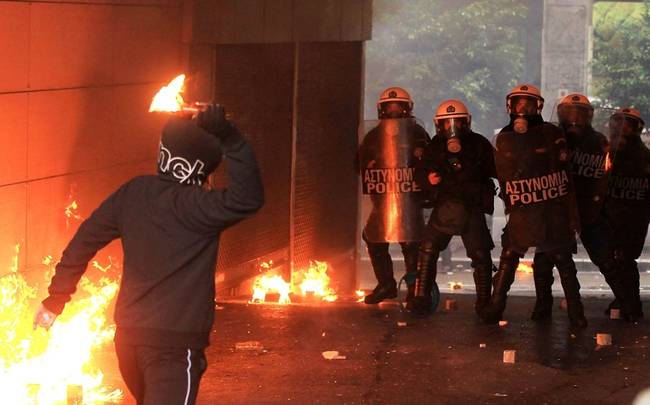 Επιτέθηκαν με μολότοφ εναντίον των ΜΑΤ στα Εξάρχεια