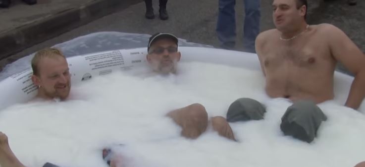 Αγρότες έκαναν μπάνιο με… γάλα – ΒΙΝΤΕΟ