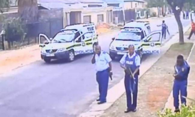 Ν.Αφρική – Αστυνομικοί σκότωσαν εν ψυχρώ ληστή… και παραδόθηκαν