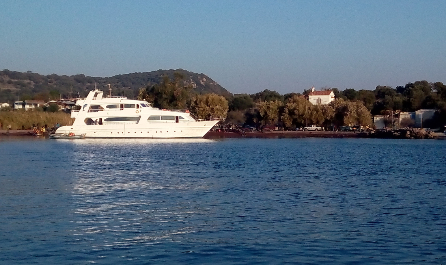 Με θαλαμηγό μετέφεραν τους πρόσφυγες στη Βόρεια Λέσβο – Το απύθμενο θράσος των διακινητών – ΦΩΤΟ