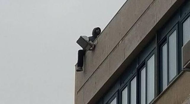 Άνδρας απειλεί να πέσει από την ταράτσα της Νομαρχίας της Ροδόπης- ΦΩΤΟ
