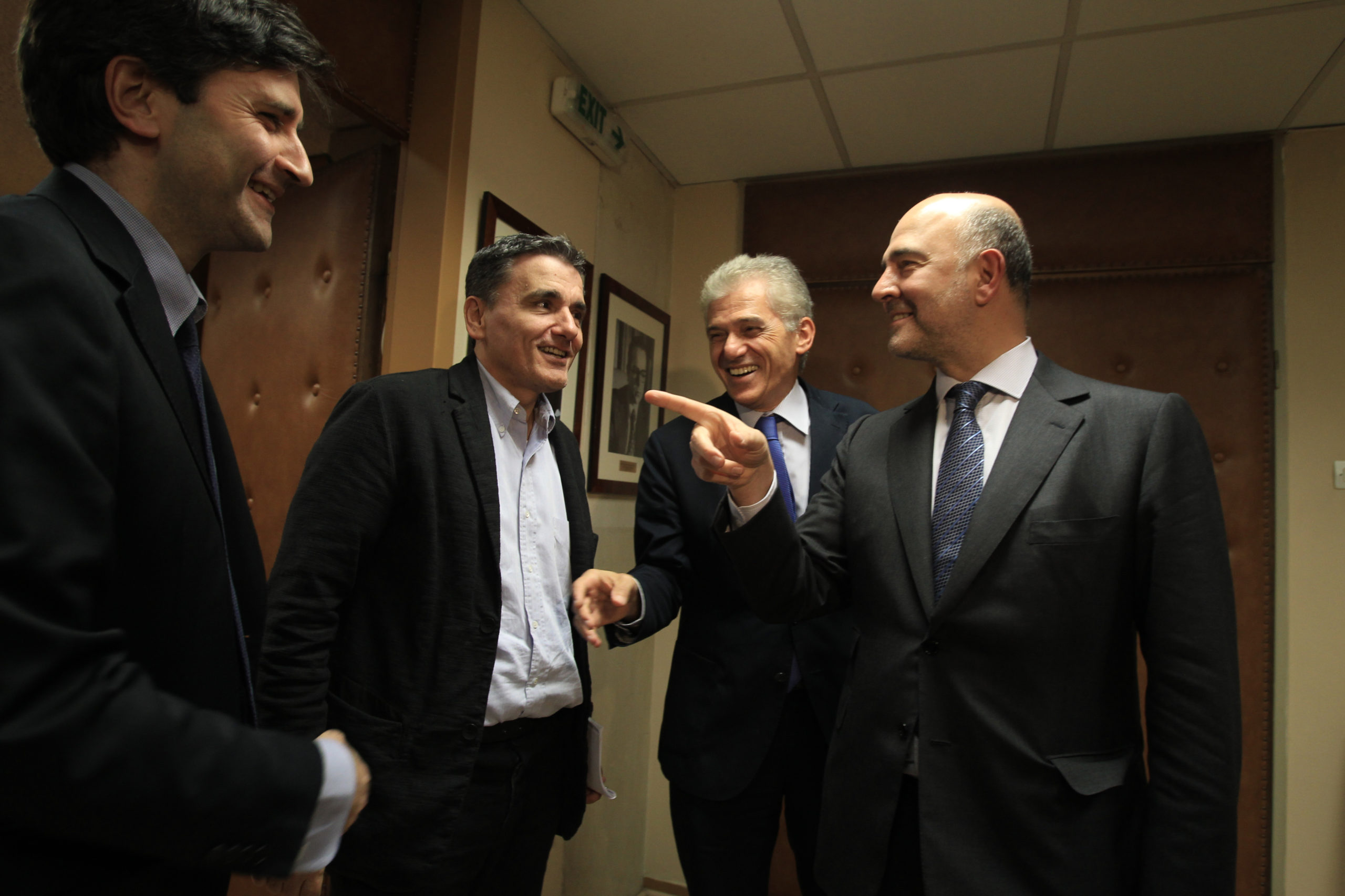 Το χιούμορ του Μοσκοβισί για την γραβάτα του Χουλιαράκη – ΒΙΝΤΕΟ