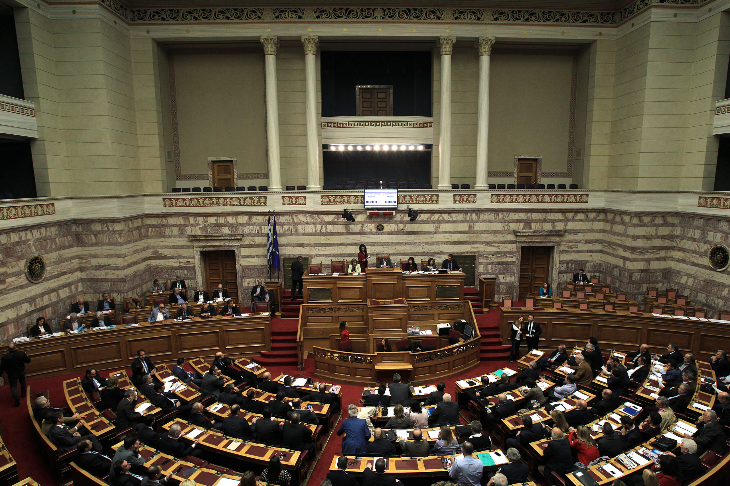 Με κυβερνητικές απώλειες πέρασε το πολυνομοσχέδιο