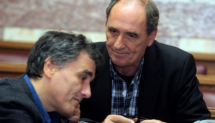 Σε εξέλιξη η συνάντηση Τσακαλώτου και Σταθάκη με τρόικα