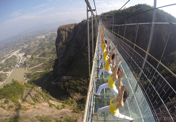 100 κορίτσια κάνουν yoga στη μεγαλύτερη γυάλινη γέφυρα – ΦΩΤΟ