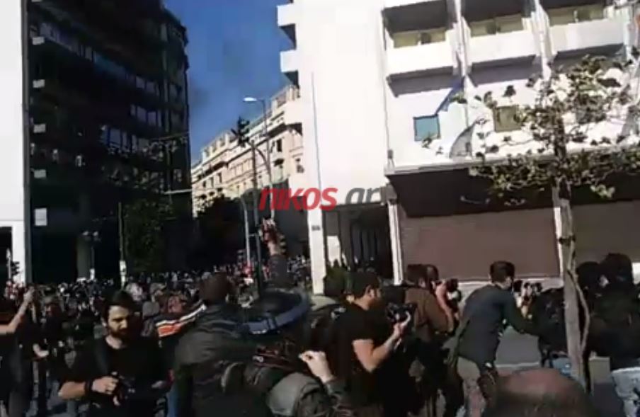 Μολότοφ και χημικά στο Σύνταγμα – ΒΙΝΤΕΟ