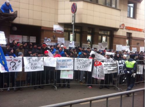 Ρώσοι πέταξαν αυγά και πέτρες στην τουρκική πρεσβεία – ΦΩΤΟ