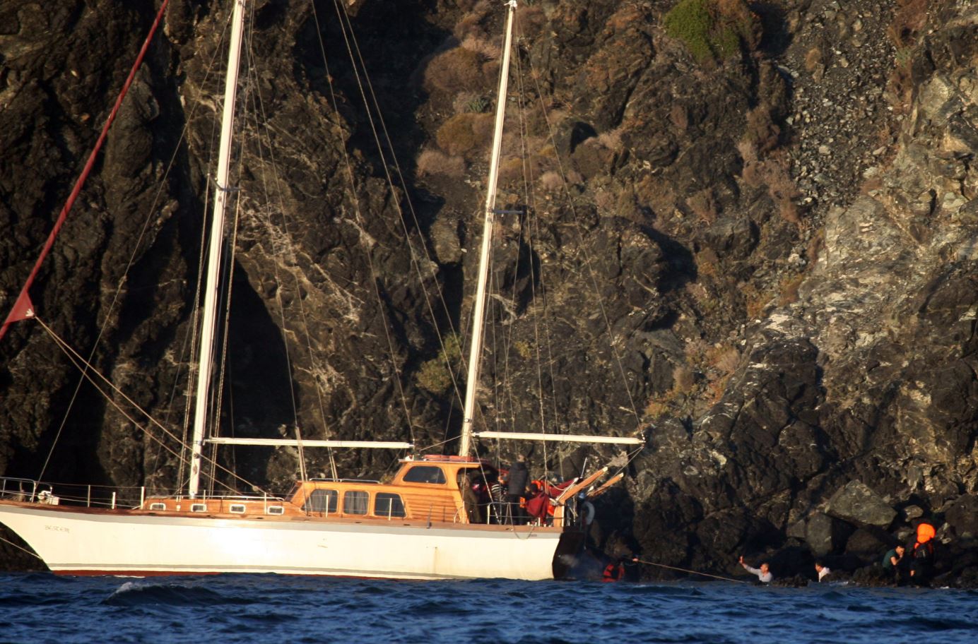 Διάσωση 11 προσφύγων και σύλληψη δύο διακινητών στη Μυτιλήνη – ΦΩΤΟ