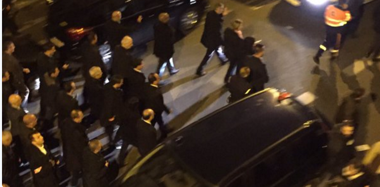 Έφτασε στο Bataclan ο Φρανσουά Ολάντ – ΦΩΤΟ