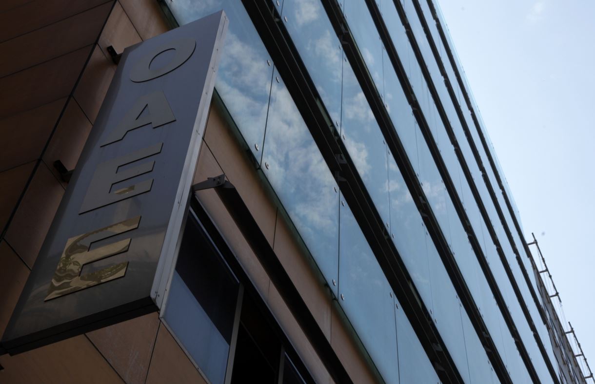 Μείωση εισφορών στον ΟΑΕΕ για 750.000 επαγγελματίες