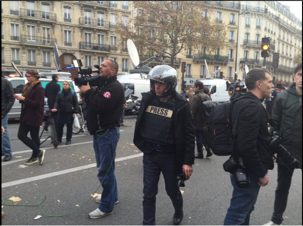 Με αλεξίσφαιρα γιλέκα οι δημοσιογράφοι στο Παρίσι – ΦΩΤΟ