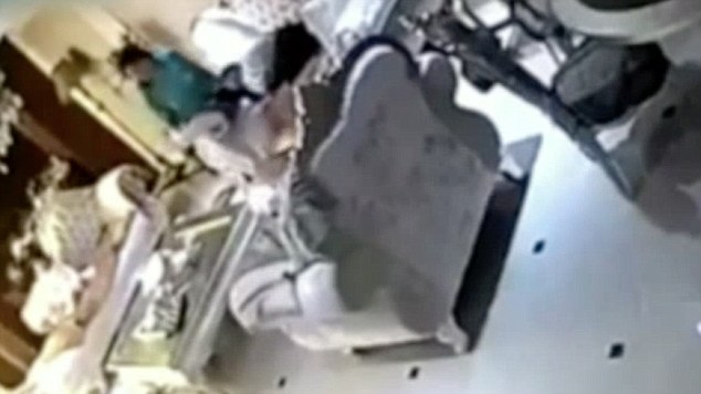 Βίντεο-σοκ δείχνει μια νταντά να τρομοκρατεί βρέφος