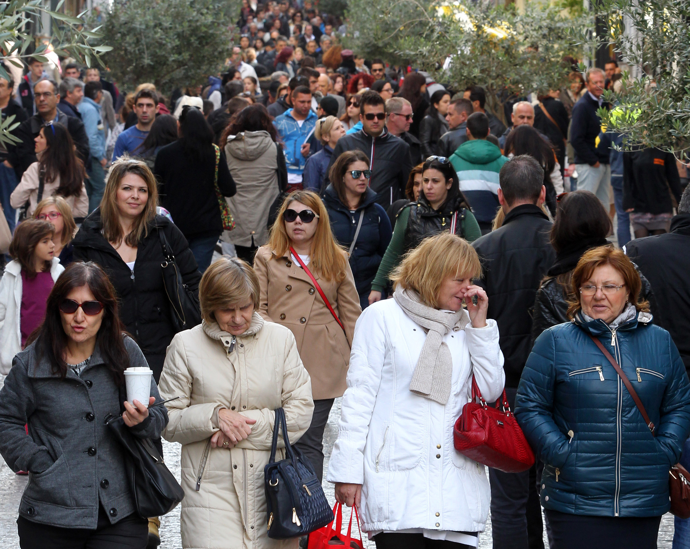 Γέμισε η Ερμού – Ένταση για το «ανοιχτά την Κυριακή» – ΦΩΤΟ