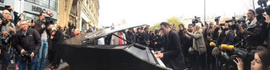 Ο άγνωστος πιανίστας που συγκίνησε έξω από το Μπατακλάν – ΒΙΝΤΕΟ