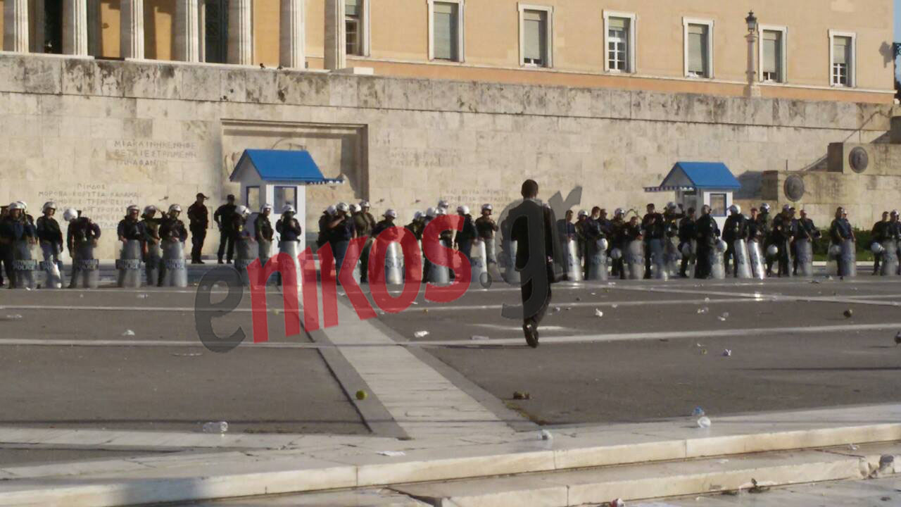 Ελεύθερος ο διαδηλωτής που είχε προσαχθεί – Παραμένουν στο Σύνταγμα οι αγρότες – ΦΩΤΟ