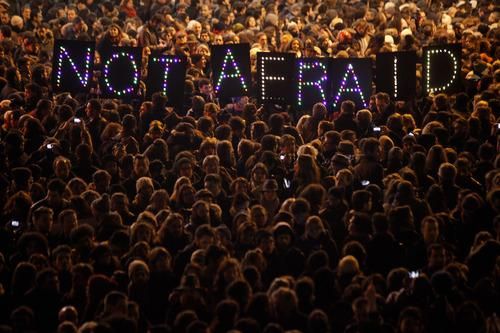 Αυθόρμητη συγκέντρωση 500 ανθρώπων στο Μόντρεαλ σε αλληλεγγύη προς τη Γαλλία