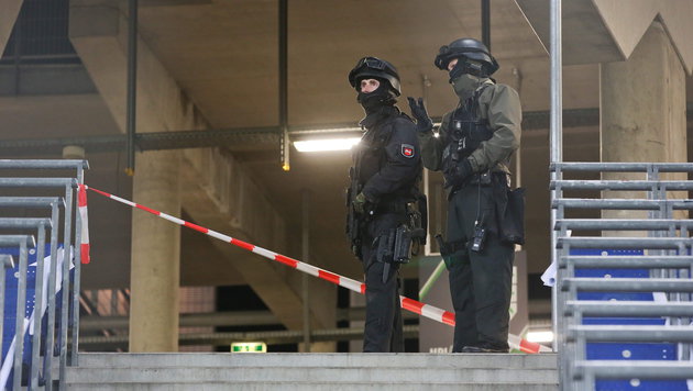 Bild: Με ασθενοφόρο θα μετέφεραν τα εκρηκτικά στο στάδιο του Ανόβερου – Στόχος και η Μέρκελ