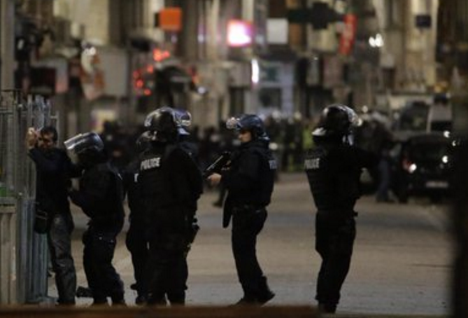 Πάνοπλοι αστυνομικοί έξω από το διαμέρισμα των τζιχαντιστών – ΦΩΤΟ