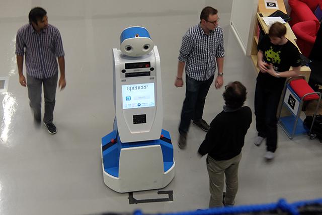 Είστε στο αεροδρόμιο του Άμστερνταμ και δεν ξέρετε πού να πάτε; Ρωτήστε το ρομπότ