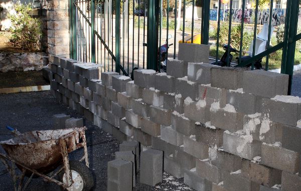 Οι εργαζόμενοι “έχτισαν” την πύλη του Δρομοκαΐτειου – ΦΩΤΟ