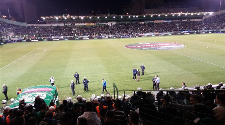 Ένταση στη Λεωφόρο – Συγκρούσεις οπαδών με την Αστυνομία – ΤΩΡΑ