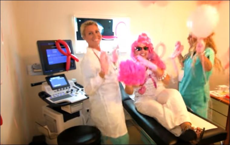 Η Νατάσα Παζαΐτη χορεύει με ροζ γάντια για καλό σκοπό – ΒΙΝΤΕΟ