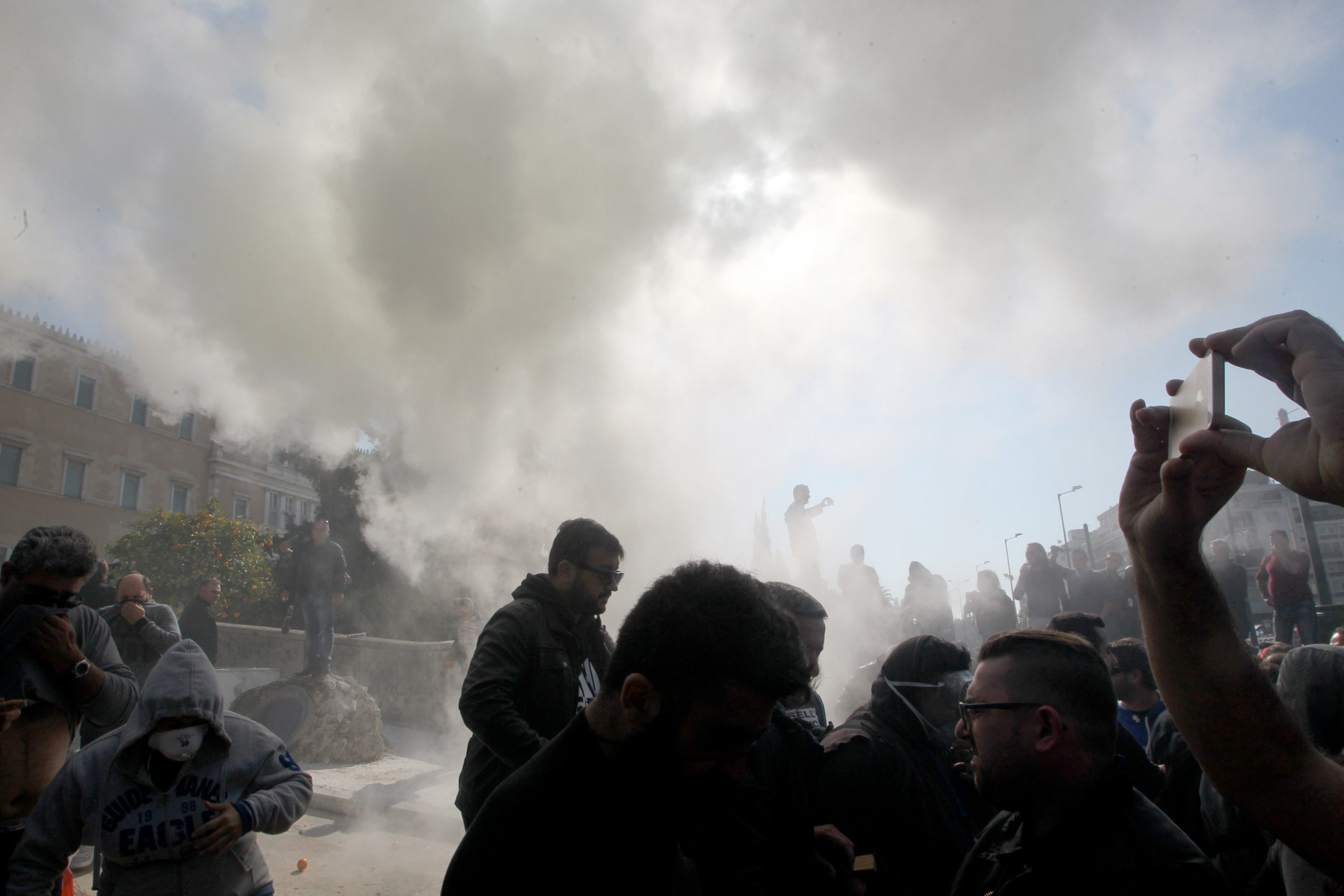 Τεταμένη η κατάσταση στο Σύνταγμα – Έγιναν δύο συλλήψεις