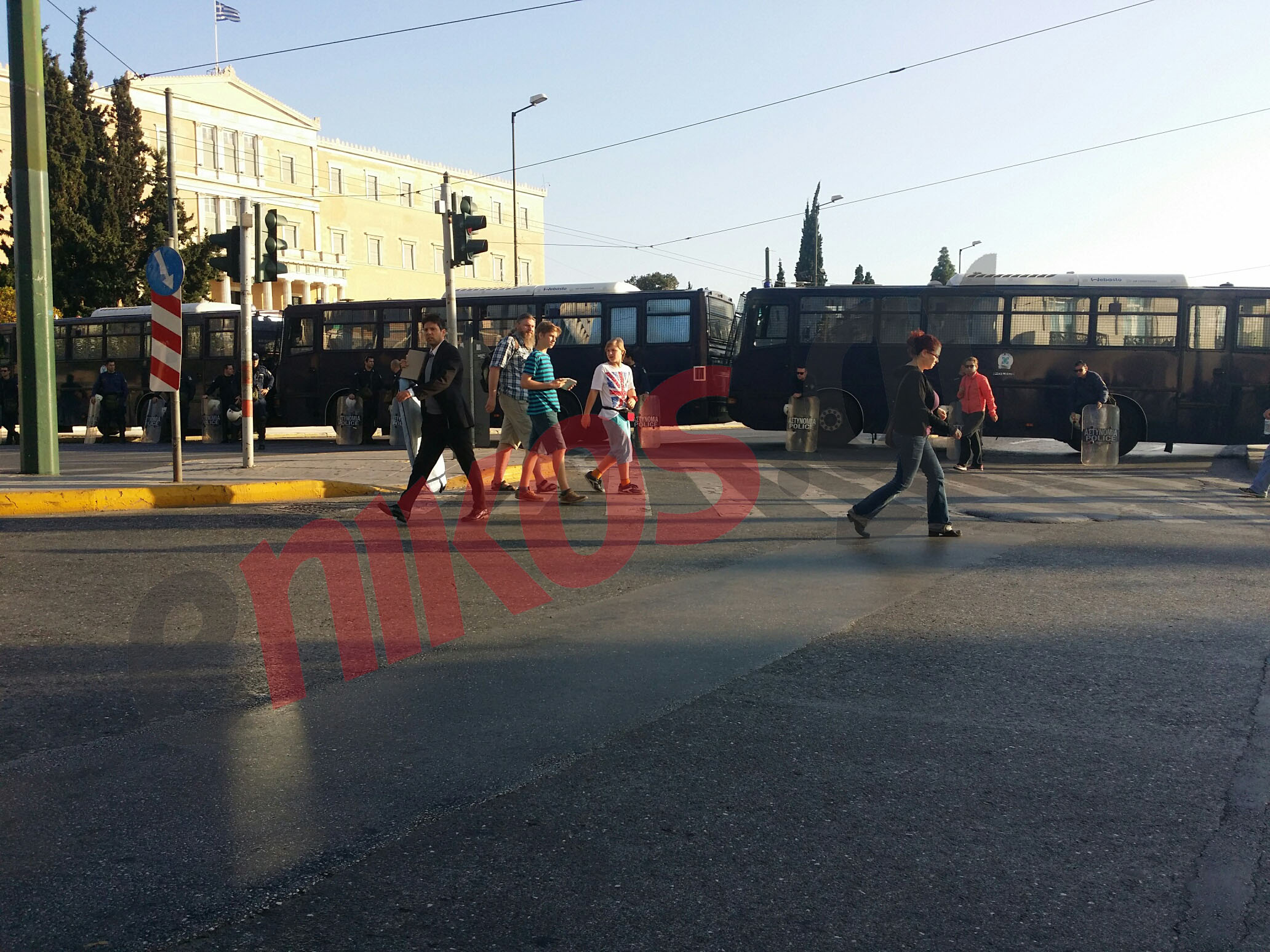 Κλούβες της αστυνομίας στην Αμαλίας – ΦΩΤΟ