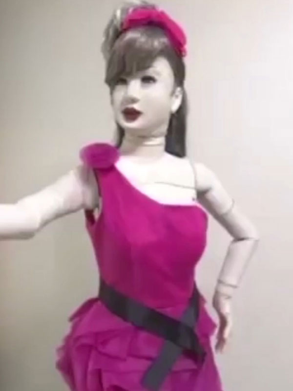 Mία κούκλα βιτρίνας διαφορετική από όλες τις άλλες – ΒΙΝΤΕΟ