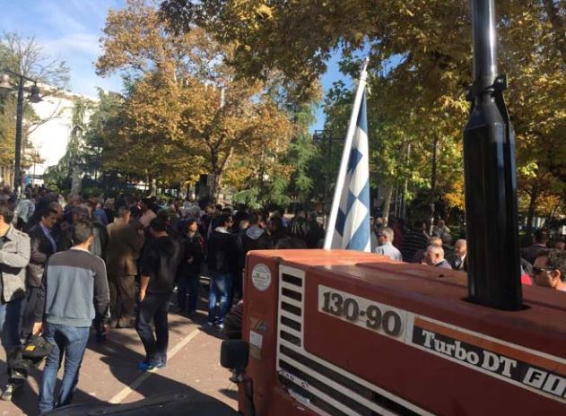 Με τρακτέρ στην πλατεία της Λάρισας οι αγρότες – ΦΩΤΟ