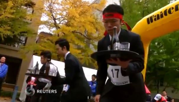 Αγώνας δρόμου με… σερβιτόρους – ΒΙΝΤΕΟ