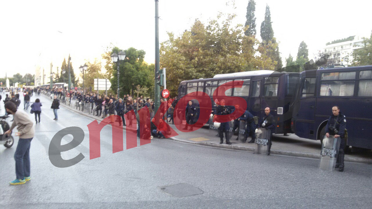 Ισχυρή η παρουσία της αστυνομίας στην πορεία του Πολυτεχνείου – ΦΩΤΟ