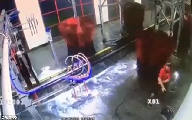 Το πλυντήριο αυτοκινήτων θα του μείνει αξέχαστο – ΒΙΝΤΕΟ