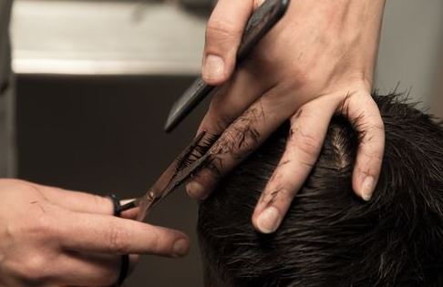 Κομμωτής “βάφτισε” τα κουρέματα με ονόματα πολιτικών – ΦΩΤΟ