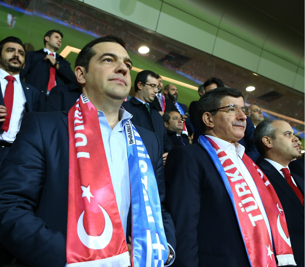 Ο Τσίπρας και ο Νταβούτογλου με κασκόλ των δύο χωρών – ΦΩΤΟ