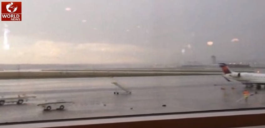 Ο ανεμοστρόβιλος πέταξε τη σκάλα στο… αεροπλάνο – ΒΙΝΤΕΟ