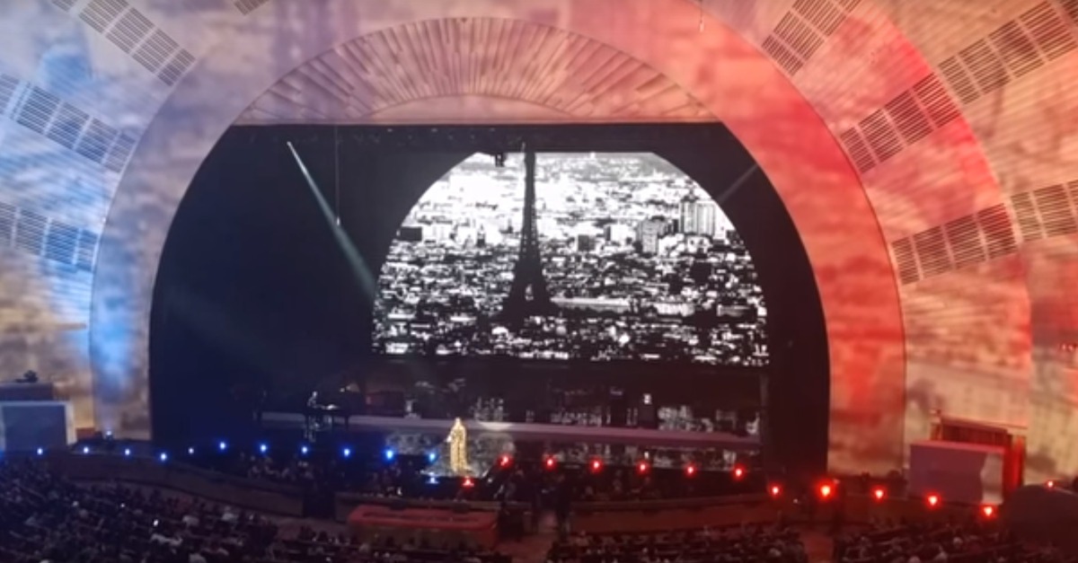 Η συγκινητική αφιέρωση της Αdele στα θύματα του Παρισιού – ΒΙΝΤΕΟ