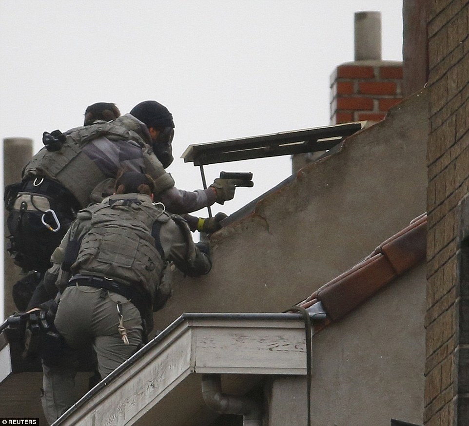 Για τρομοκρατική επίθεση διώκονται δύο συλληφθέντες στο Μόλενμπεκ