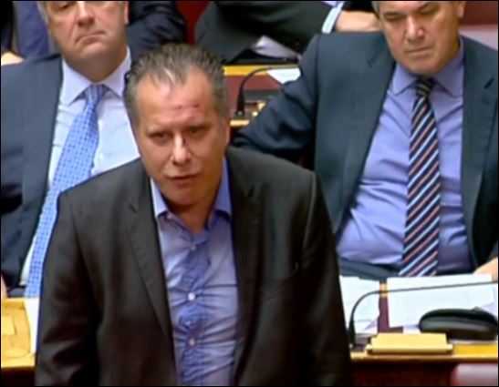 Ο Κουμουτσάκος στη Βουλή μετά την επίθεση – ΦΩΤΟ
