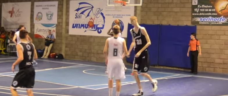 Δείτε τι ύψος έχει αυτός ο 15χρονος- ΒΙΝΤΕΟ