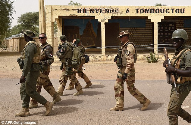 Νέες εικόνες από την ομηρία των 170 τουριστών στο Μάλι – Περικυκλώνει το ξενοδοχείο ο στρατός