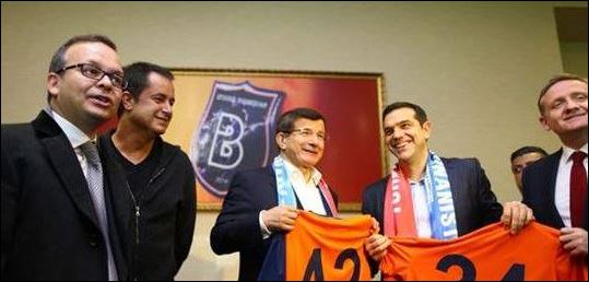 Ο Τσίπρας και ο Νταβούτογλου με… φανέλες – ΦΩΤΟ