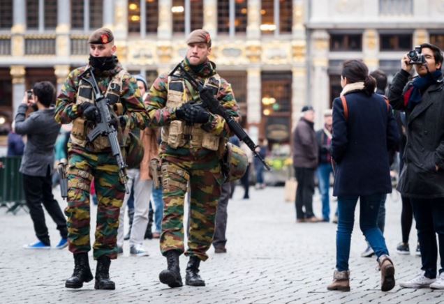 Δύο άτομα καταδιώκει η αστυνομία στις Βρυξέλλες – ΤΩΡΑ