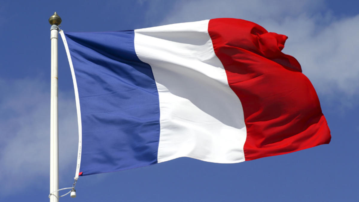 O Ολάντ καλεί τους Γάλλους να υψώσουν γαλλικές σημαίες