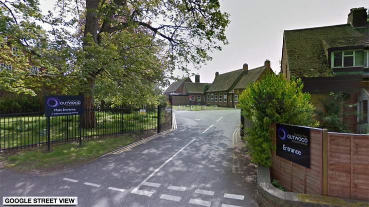 Θρίλερ στην Αγγλία – Ολόκληρη η τάξη μαζί και ο δάσκαλος κατέρρευσαν την ώρα του μαθήματος