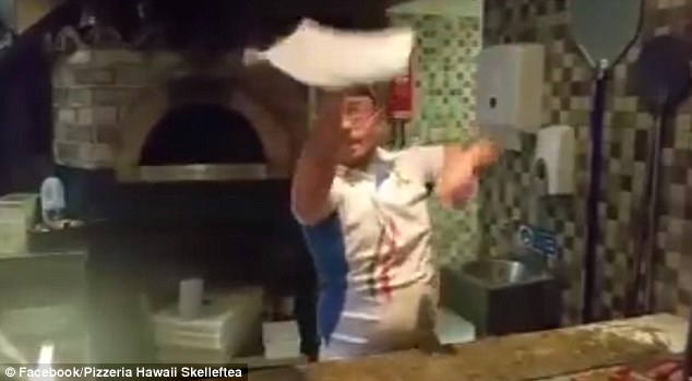 Ο πιο εντυπωσιακός τρόπος να ανοίξεις ζύμη για πίτσα – ΒΙΝΤΕΟ