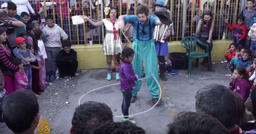 Ταξίδεψαν από την Αμερική στη Λέσβο για να δώσουν χαρά στα προσφυγόπουλα – ΒΙΝΤΕΟ